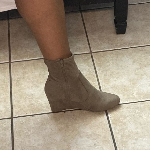 LANE BRYANT TAUPE STRETCH WEDGE ANKLE BOOTIES sz 10w - Picture 5 of 8